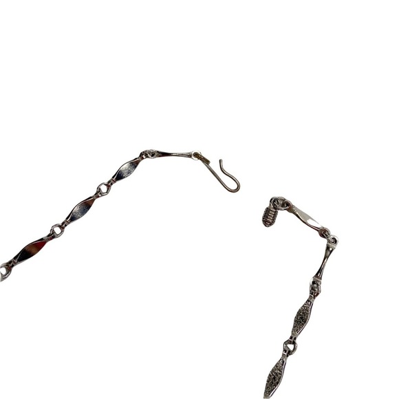 Vintage Silver Tone Articulated Ribbed Textured Hook Closure Necklace - Picture 6 of 8